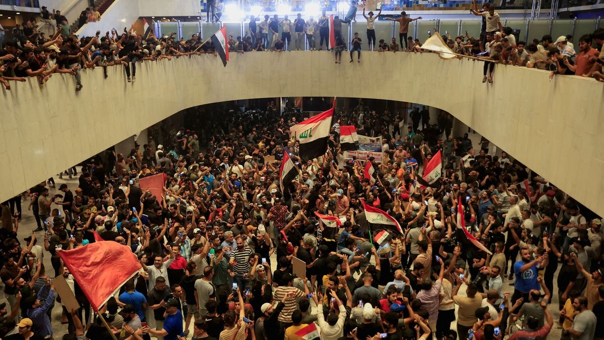 Zastánci Muktady Sadra vnikli do iráckého parlamentu